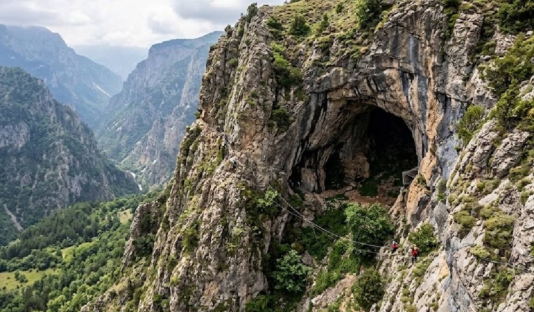 Artvin'de Sarp Mağaralardan Hasat Edilen Elf Balının Kilogramı 264 Bin Liraya Ulaştı